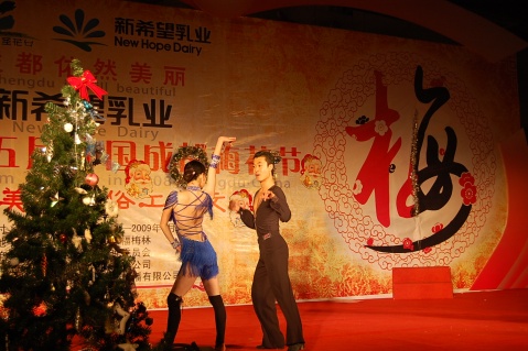 （今年圣诞节真冷，梅花节圣诞狂欢活动还得做好(图片，公司美女原创摄影） - 笨鸟的天空--品格飞扬 - 笨鸟的天空---品格飞扬