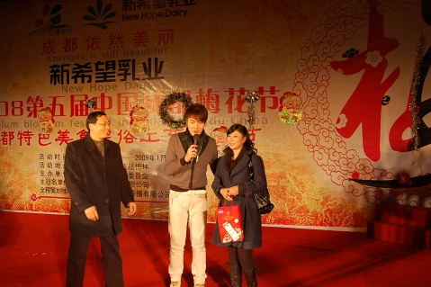 （今年圣诞节真冷，梅花节圣诞狂欢活动还得做好(图片，公司美女原创摄影） - 笨鸟的天空--品格飞扬 - 笨鸟的天空---品格飞扬