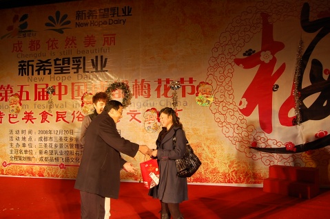 （今年圣诞节真冷，梅花节圣诞狂欢活动还得做好(图片，公司美女原创摄影） - 笨鸟的天空--品格飞扬 - 笨鸟的天空---品格飞扬